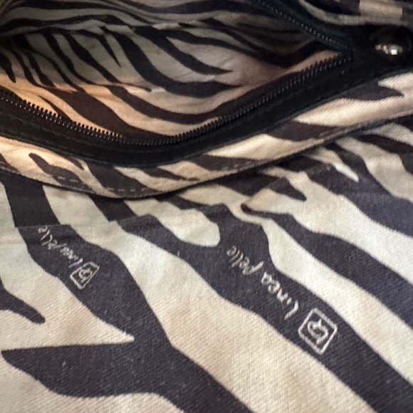 Linea Pelle Black Leather Crossbody Bag - Picture 7 of 9